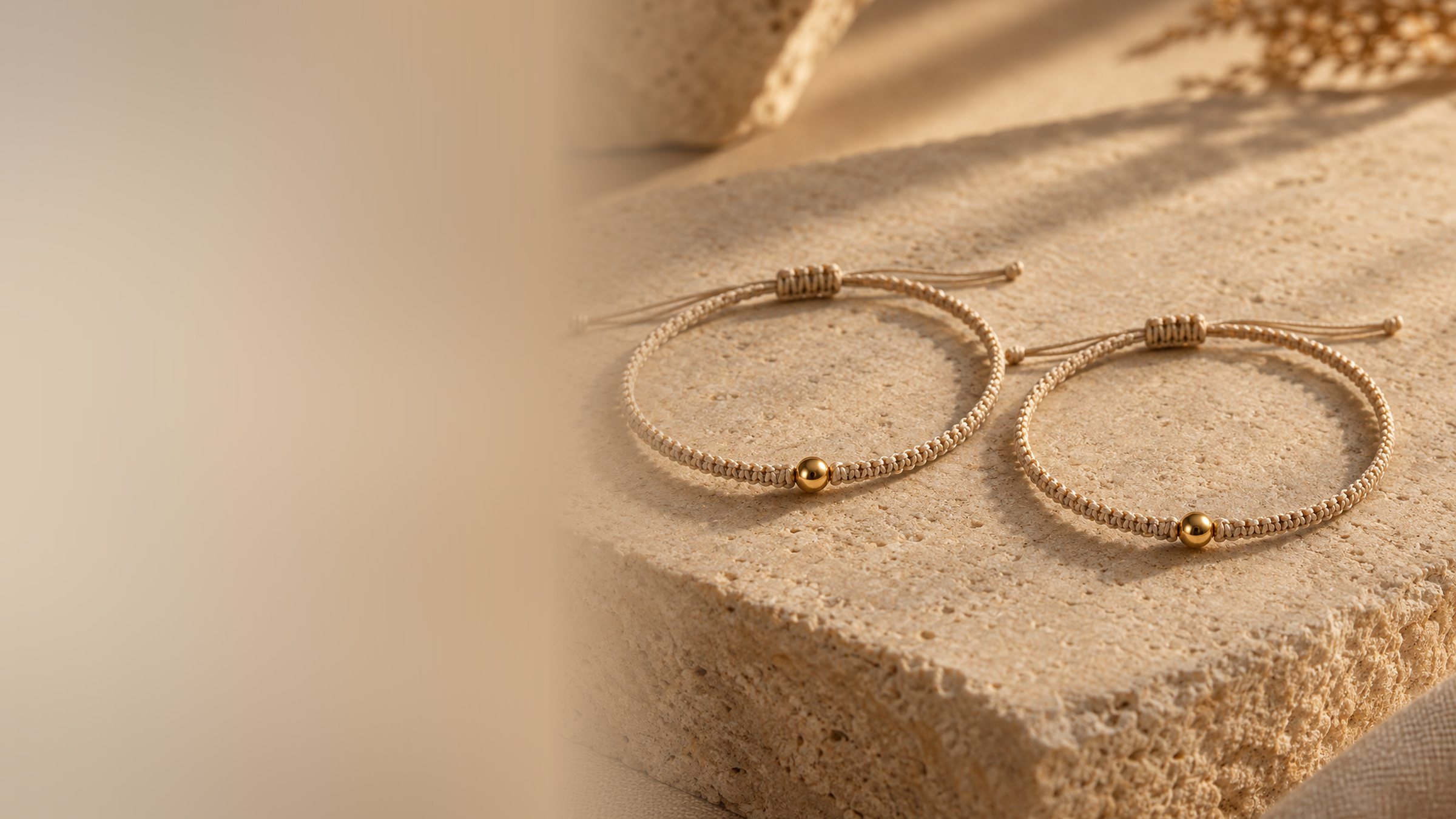 Dos pulseras de micro-macramé con un balín de oro 18k sobre piedra
